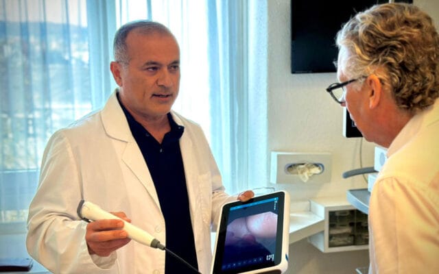 Urologe Mehran Sheikhli im Gespräch mit Patient