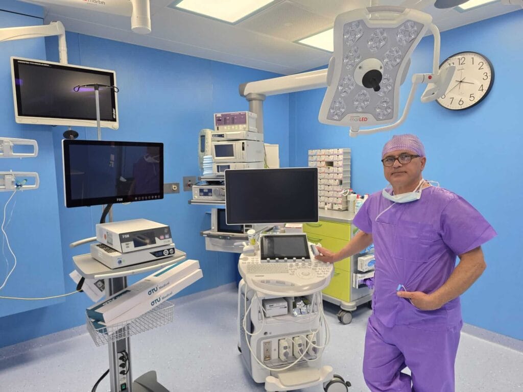 Mehran Sheikhli am Standort der Swiss Central Clinic im Operationsraum