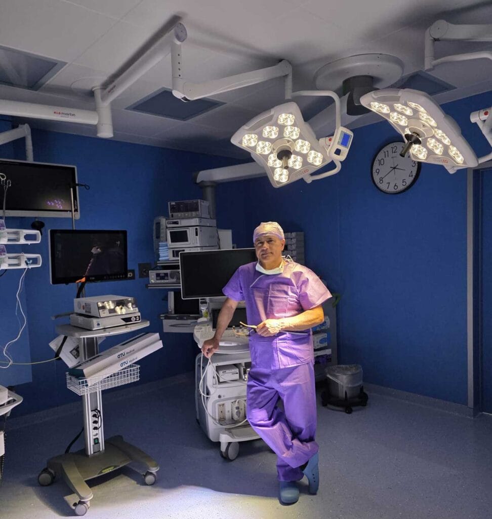 Mehran Sheikhli am Standort der Swiss Central Clinic im Operationsraum